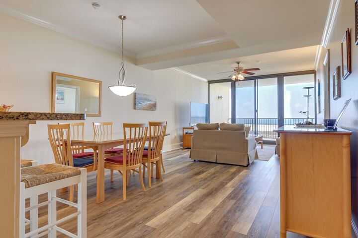 Beachfront Dauphin Island Condo w / 2 Pools & Sauna