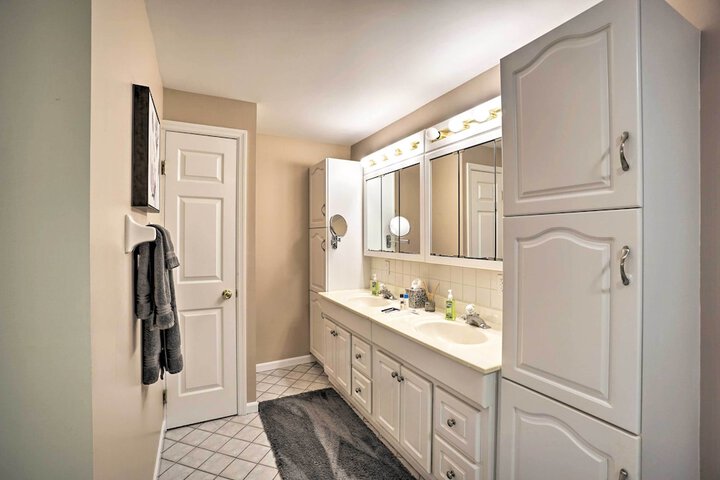 Delightful Tipp City Unit w / Covered Patio!