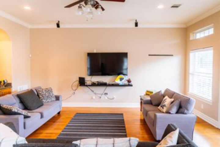 Spacious Kemah Boardwalk Townhome VR