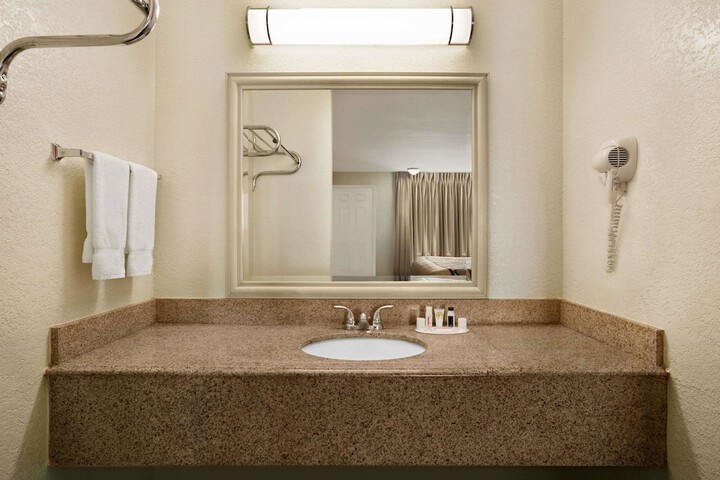 Room 10 of 28