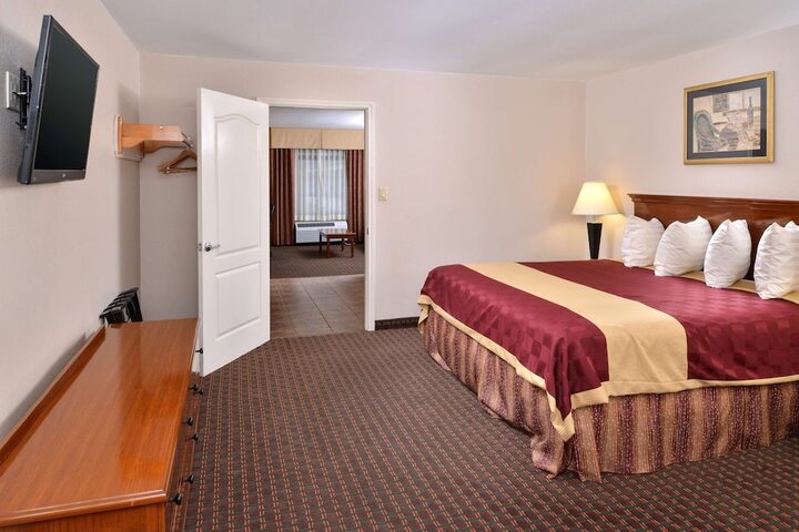 Room 13 of 33