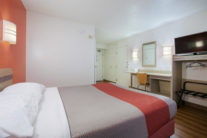 Room 17 of 38