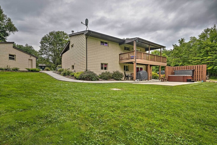 Indian Lake Retreat w / Wet Bar & Covered Deck