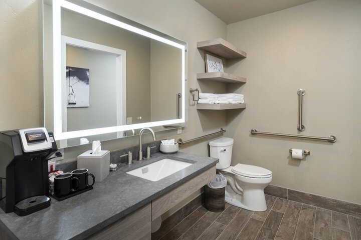 Ski Inn Taphouse Hotel