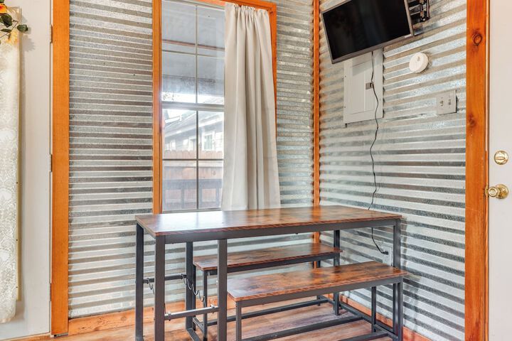 Cozy Couples Cottage w / View Near Canyon Lake!