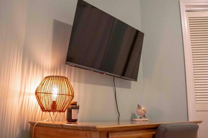 Cozy 2BR-Walk to Tufts & Green Line Near Boston!