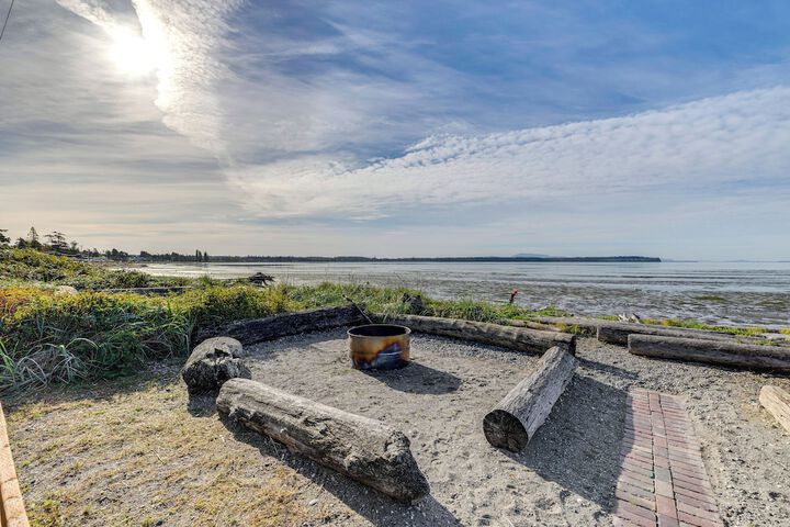 Bayfront Retreat w / Private Beach in Birch Bay