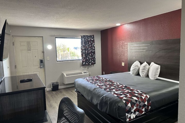 Room 6 of 7