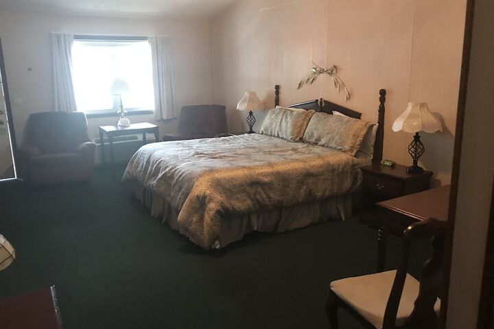 Longhouse Lodge Motel