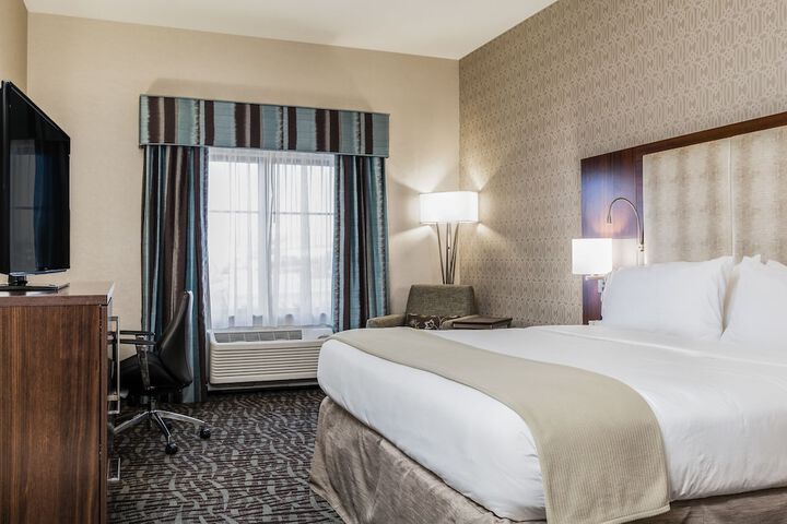 Holiday Inn Express & Suites Eureka by IHG