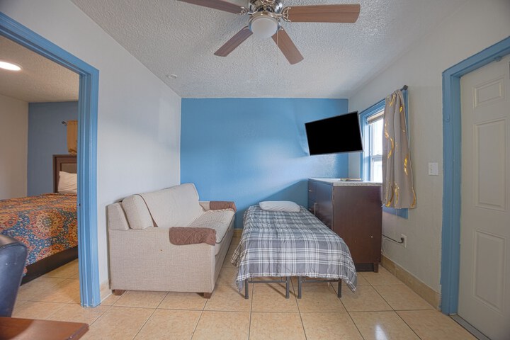 Room 32 of 65