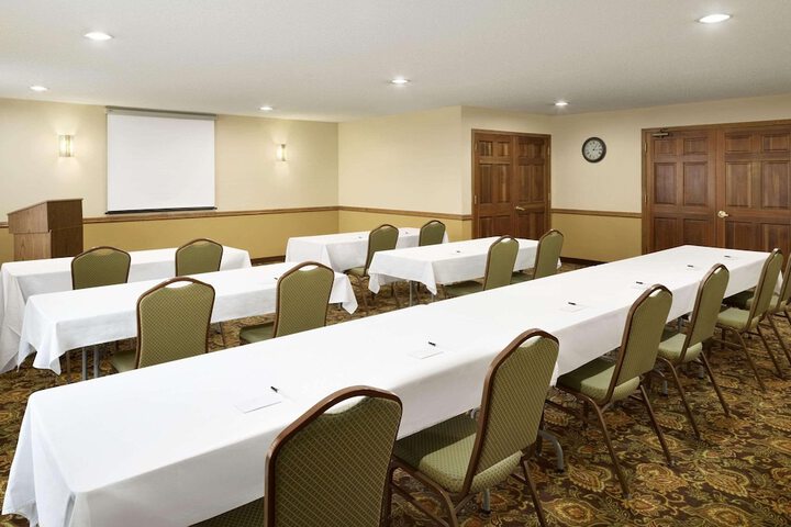 Country Inn & Suites by Radisson Grinnell, IA