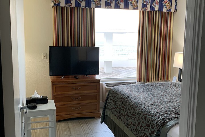 Room 10 of 32