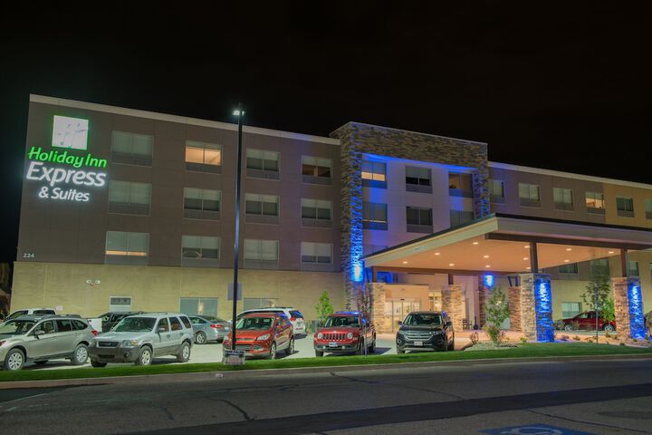 Holiday Inn Express & Suites Warsaw - E Center by IHG