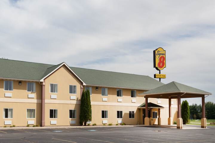 Super 8 by Wyndham Huntington