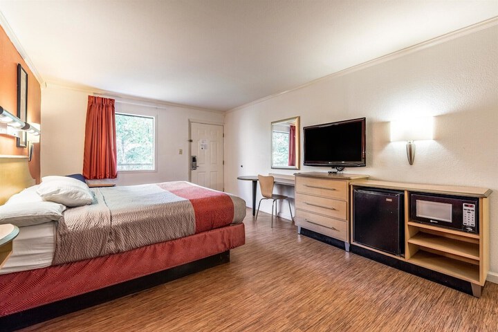 Motel 6 Gatlinburg TN - Smoky Mountains