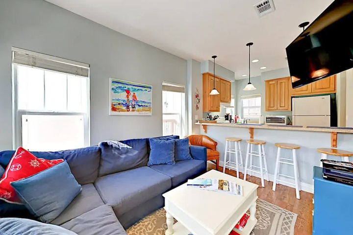 Charming 2br 300 Yards To Beach! 2 Bedroom Home