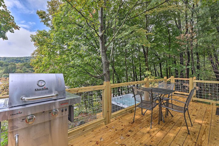 Hilltop Hideaway w / Scenic Views & Hot Tub!