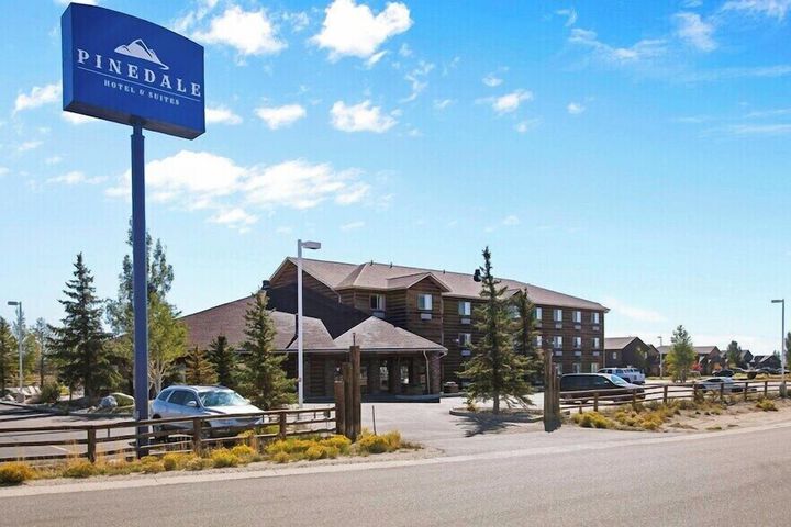 Pinedale Hotel & Suites