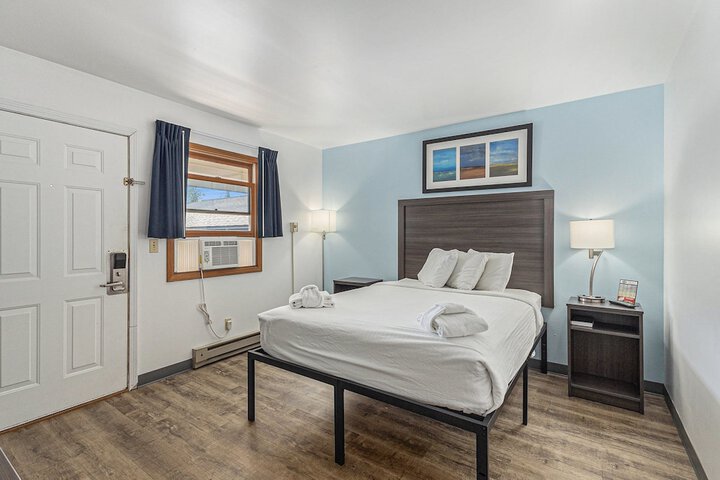 Snyders Shoreline Inn