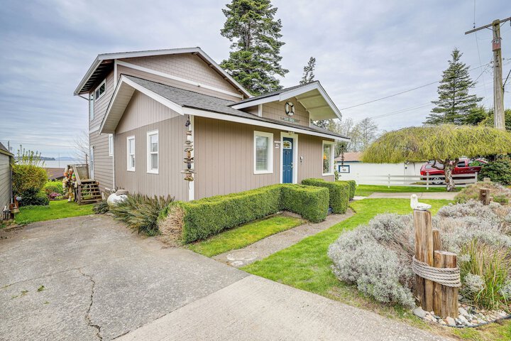 Beautiful Birch Bay Retreat w / Deck & Fire Pit!