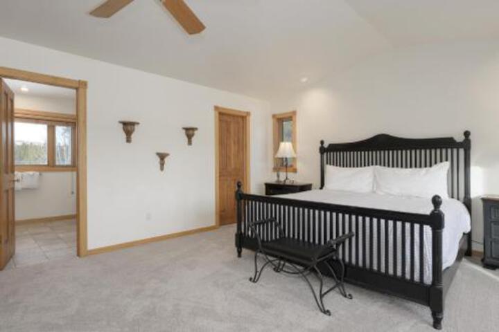 Mountain Peak 3.5 Bathrooms Home