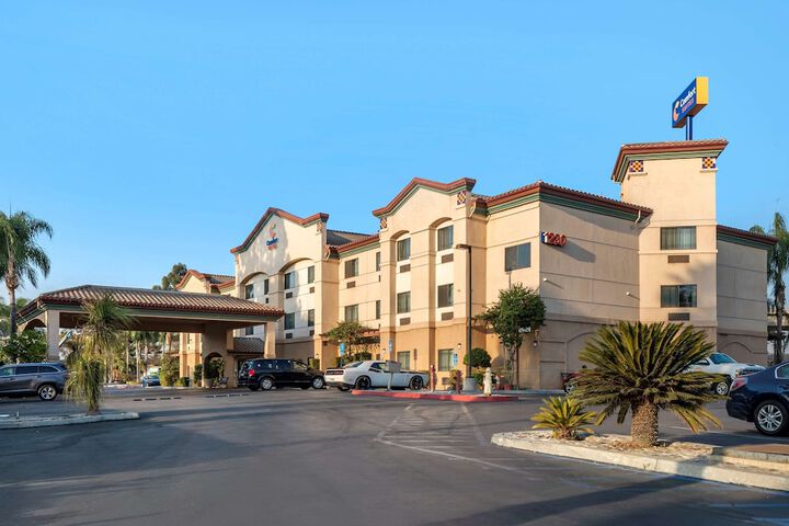 Hotel 7 of 52