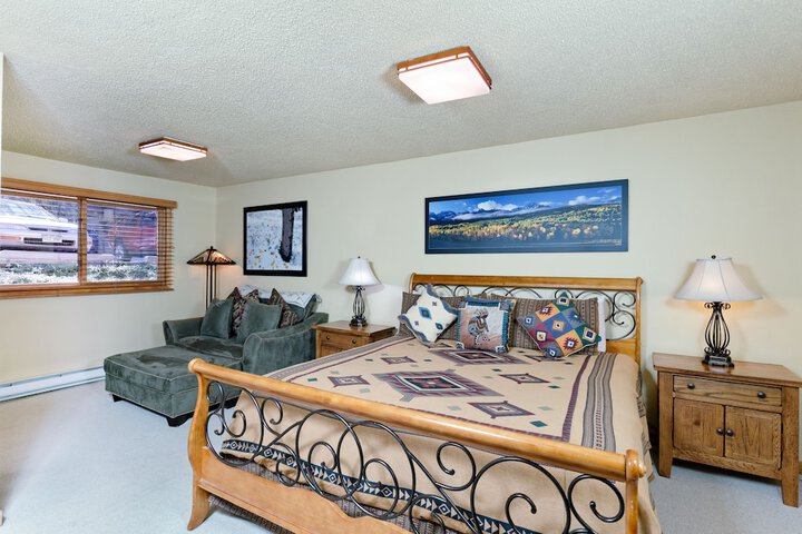 The Crestwood Condominiums