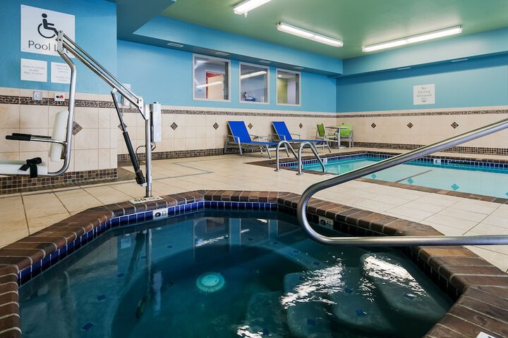 Holiday Inn Express & Suites Everett by IHG
