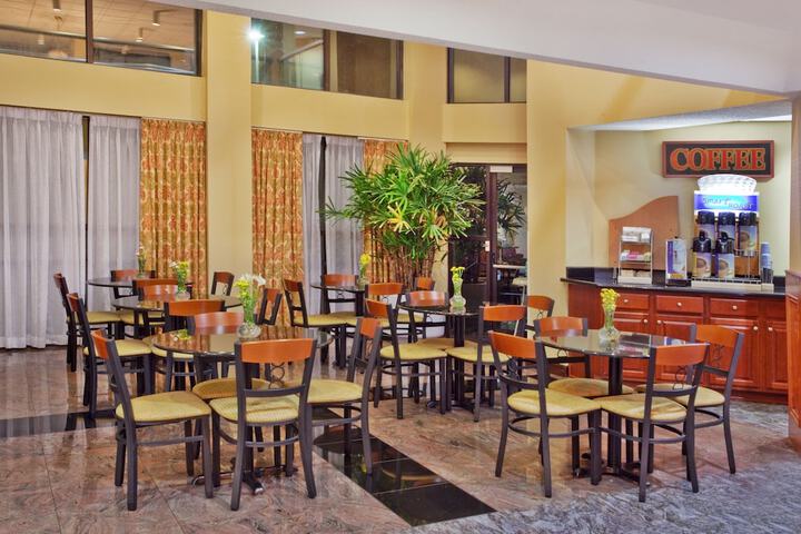 Holiday Inn Express Hotel & Suites by IHG
