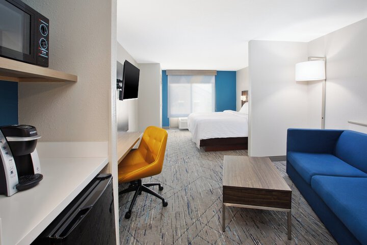Holiday Inn Express & Suites Milwaukee Nw Park Place by IHG