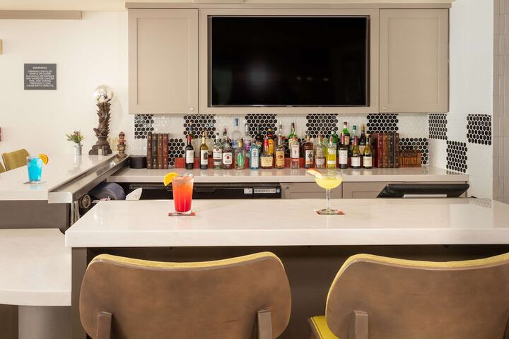 Lounge 106 of 115