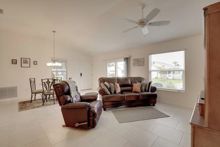 Sun-soaked Retreat in The Villages w / Grill!