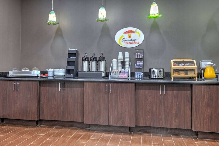 Super 8 by Wyndham Karnes City