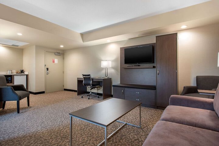 Clarion Hotel & Suites
