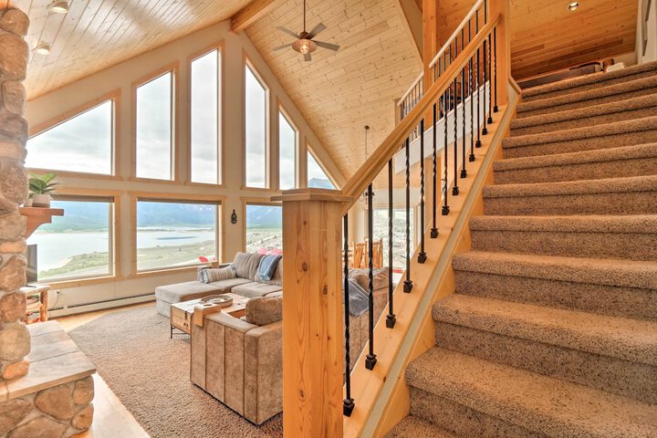 Breathtaking Views: Twin Lakes Retreat w / Deck