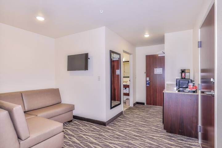 Cobblestone Hotel & Suites - Waukesha / West Milwaukee