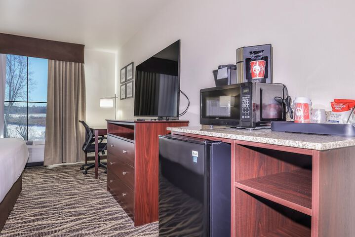 Cobblestone Hotel & Suites - Waukesha / West Milwaukee