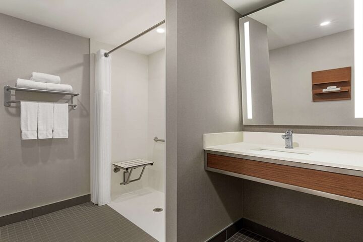 Room 13 of 40