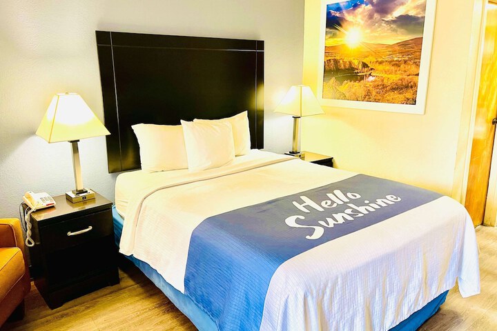 Days Inn by Wyndham Easley / Greenville/Clemson Area