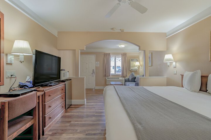 Shasta Pines Motel & Suites