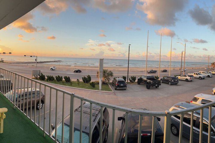 Gaidos Seaside Inn