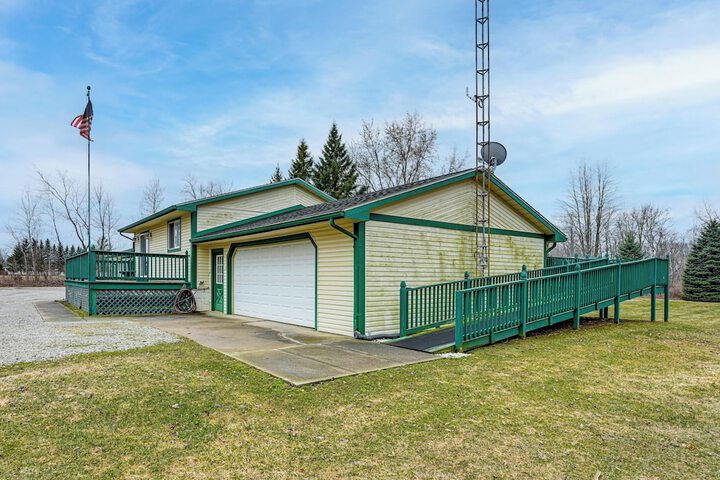 Cozy Cass City Retreat w / Spacious Deck!