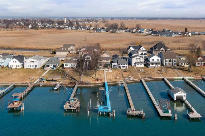 Lakeside Bliss 2BR 1BA with All Modern Comforts