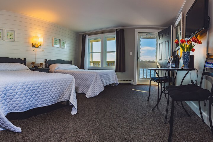 Bearskin Neck Motor Lodge