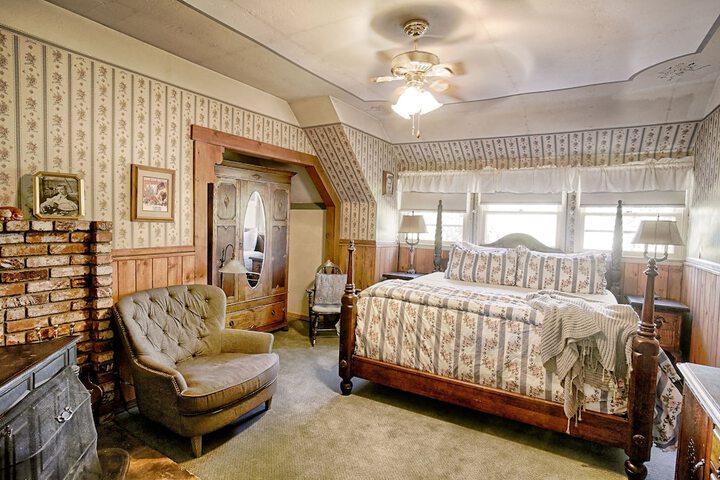 Gold Mountain Manor Bed and Breakfast