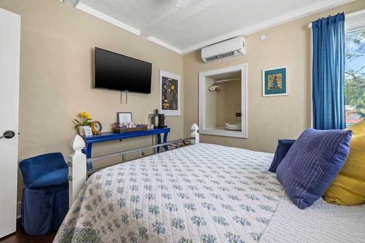 Room 32 of 46
