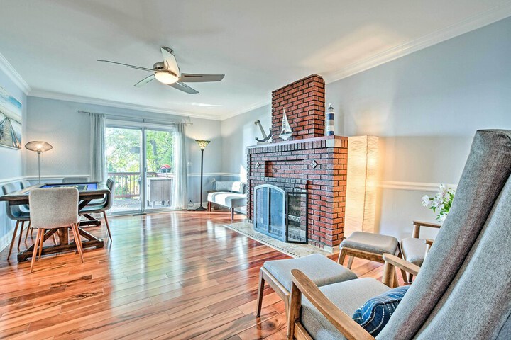 Lakefront Home w / Game Room Theater & Dock!