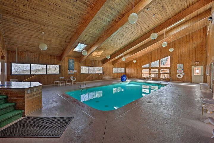1 Mi to Skiing: Beech Mountain Condo w / Fireplace!