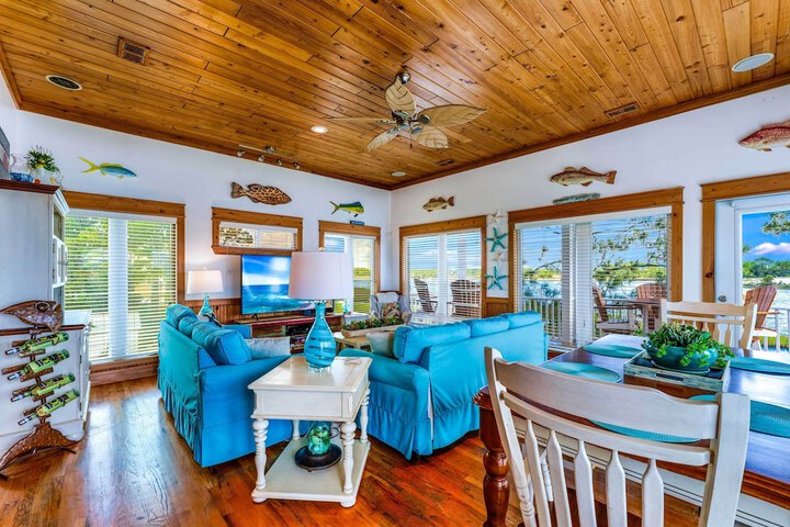 Riverfront Carrabelle Home w / Furnished Patio!